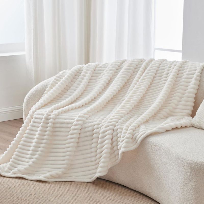 Manta BEDELITE 168 cm color crema con tejido acanalado de felpa
