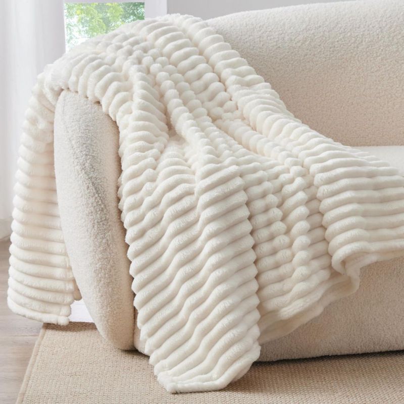 Manta BEDELITE 168 cm color crema con tejido acanalado de felpa