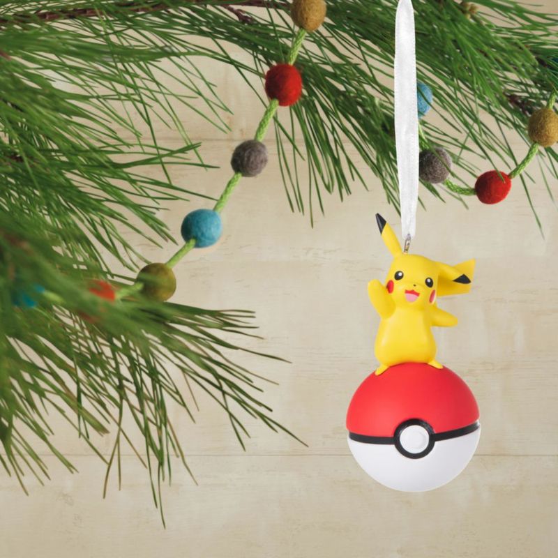 Adorno Hallmark Pikachu sobre Poké Ball 4 × 8 × 4 cm