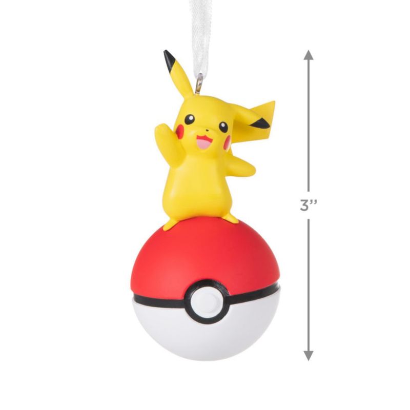 Adorno Hallmark Pikachu sobre Poké Ball 4 × 8 × 4 cm