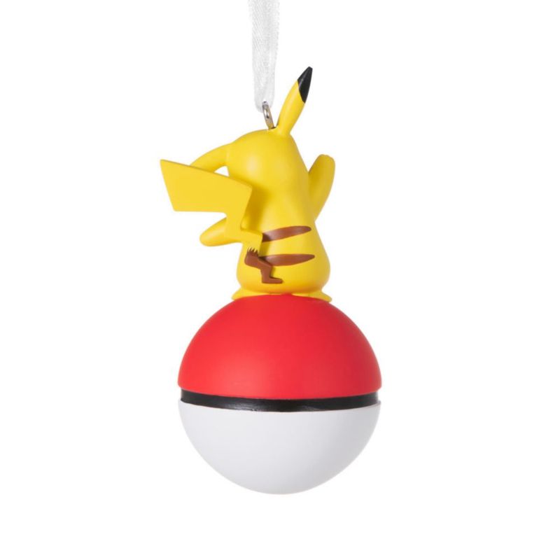 Adorno Hallmark Pikachu sobre Poké Ball 4 × 8 × 4 cm