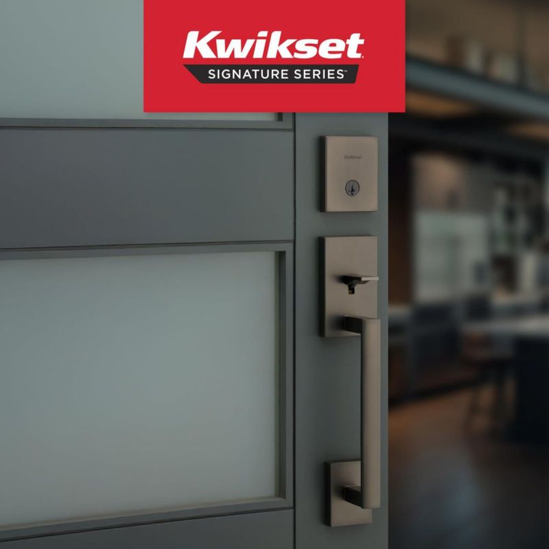 Juego de manijas Kwikset gunmetal con cerrojo