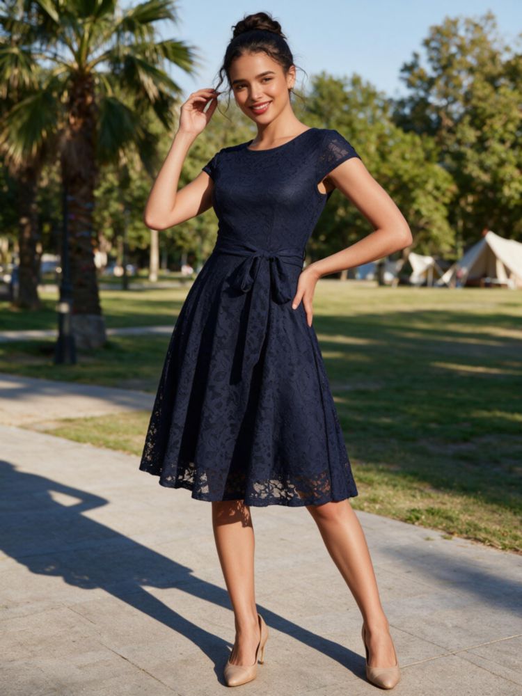 Vestido MUADRESS de encaje floral azul marino con mangas tipo cap