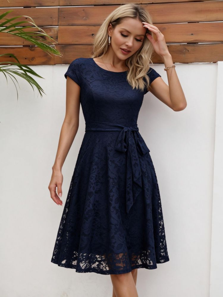 Vestido MUADRESS de encaje floral azul marino con mangas tipo cap
