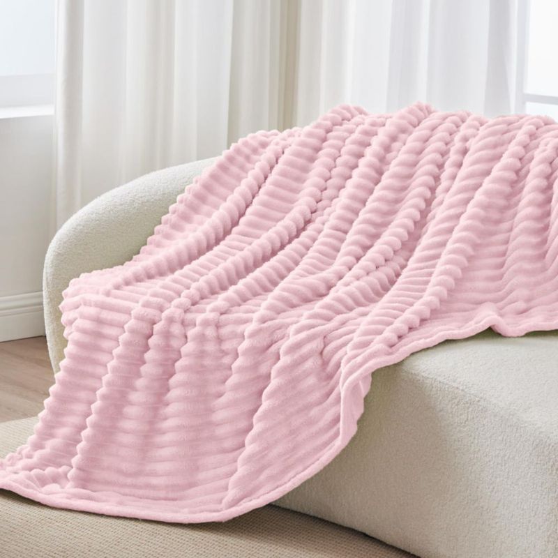 Manta BEDELITE 132 cm Forro Polar Ribeteado con Flor de Cerezo