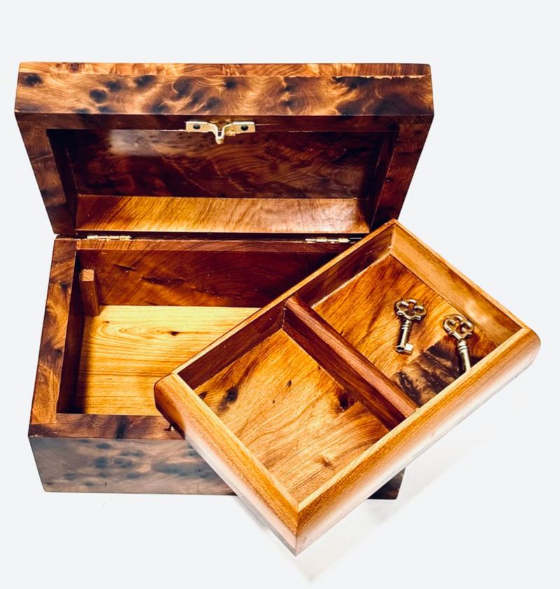 Caja de Recuerdos BAZAARDI de Madera de Thuya Mediana con Cerradura