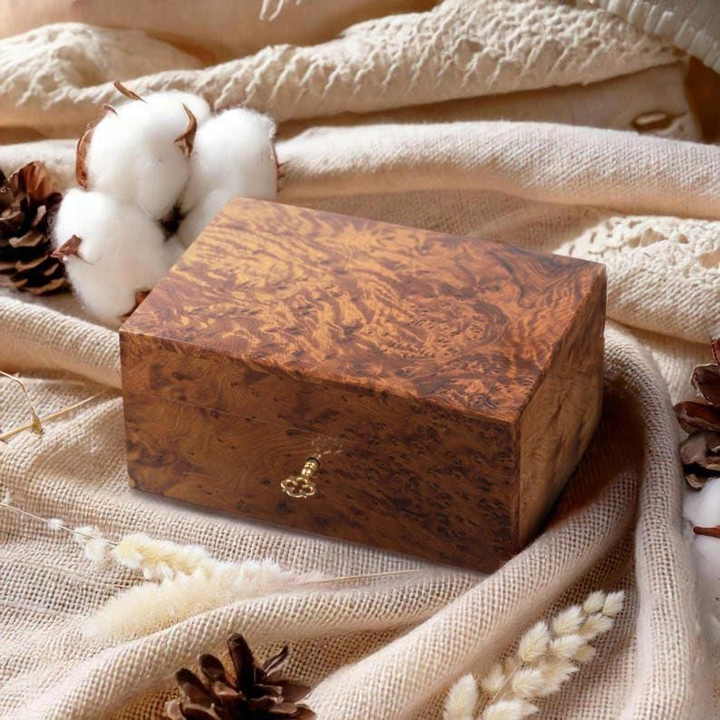 Caja de Recuerdos BAZAARDI de Madera de Thuya Mediana con Cerradura