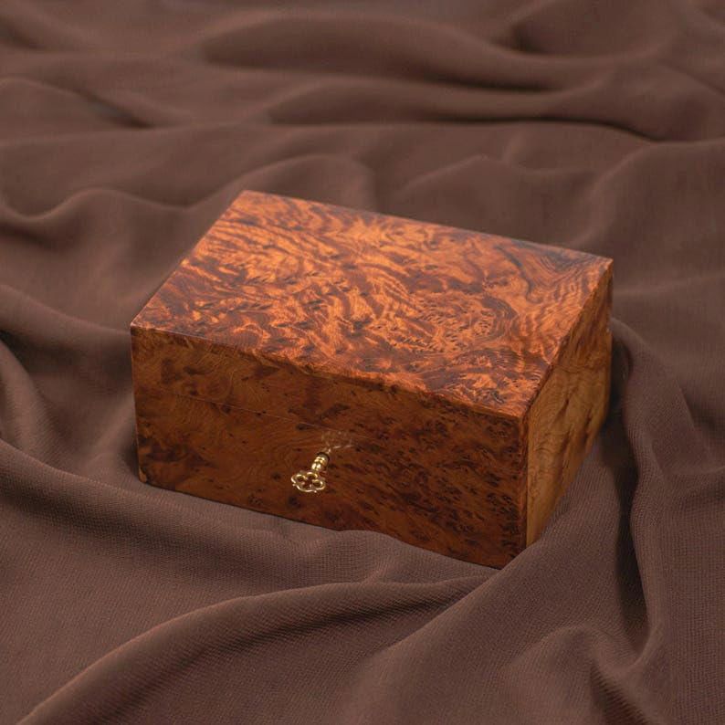 Caja de Recuerdos BAZAARDI de Madera de Thuya Mediana con Cerradura