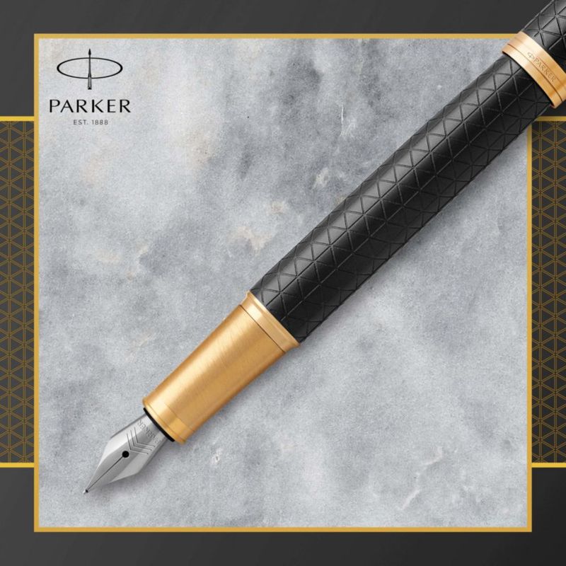 Pluma estilográfica Parker IM negra de punta fina con tinta azul