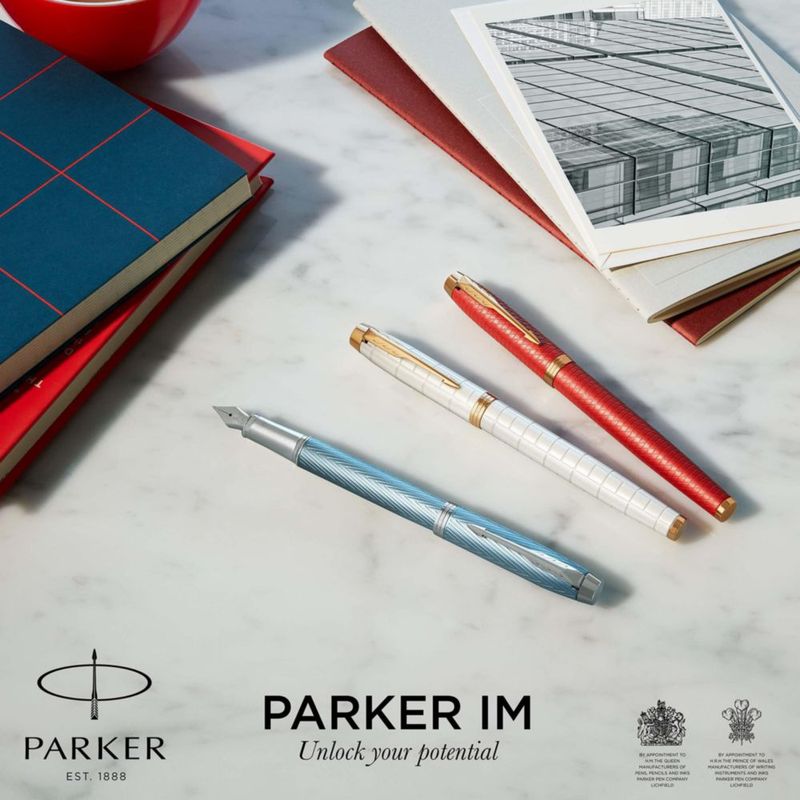 Pluma estilográfica Parker IM negra de punta fina con tinta azul