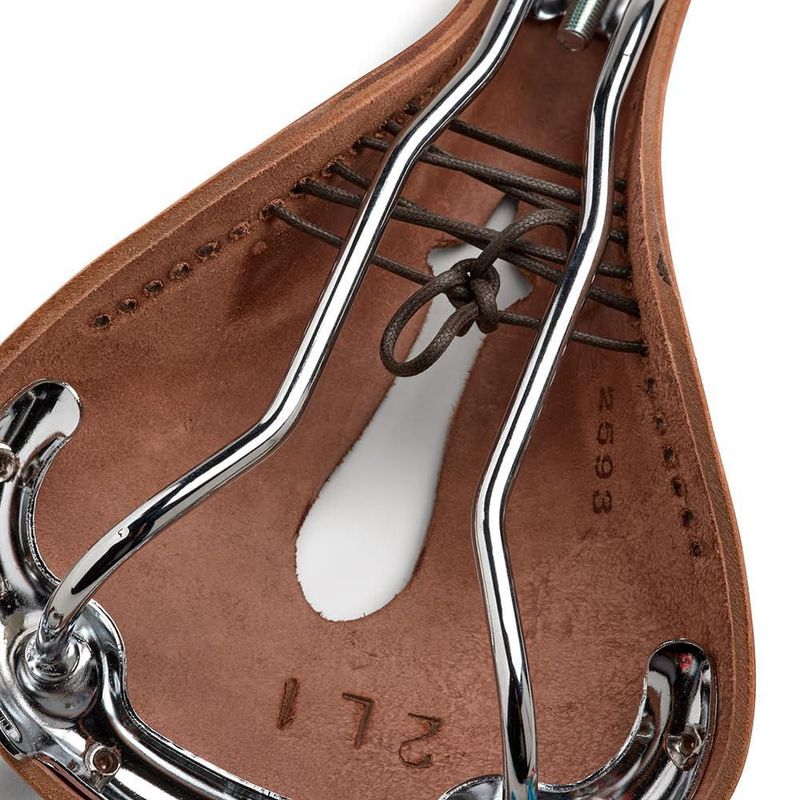 Sillín de bicicleta Brooks B17 Carved de cuero marrón