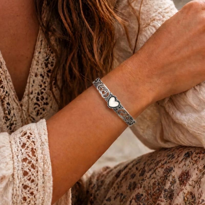 Pulsera Montana West Wrangler Turquesa con diseño floral tallado