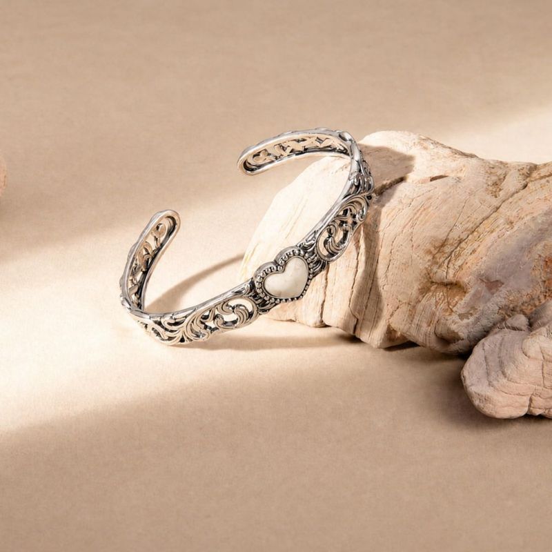 Pulsera Montana West Wrangler Turquesa con diseño floral tallado
