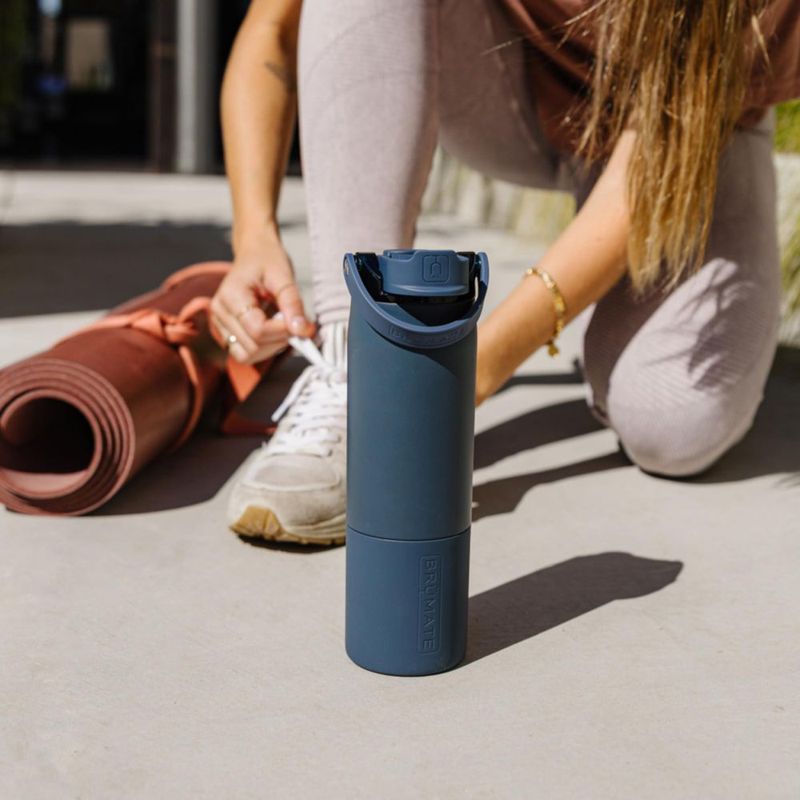 BOTELLA BrüMate Rise 710 ml Mocha a prueba de fugas con pajilla