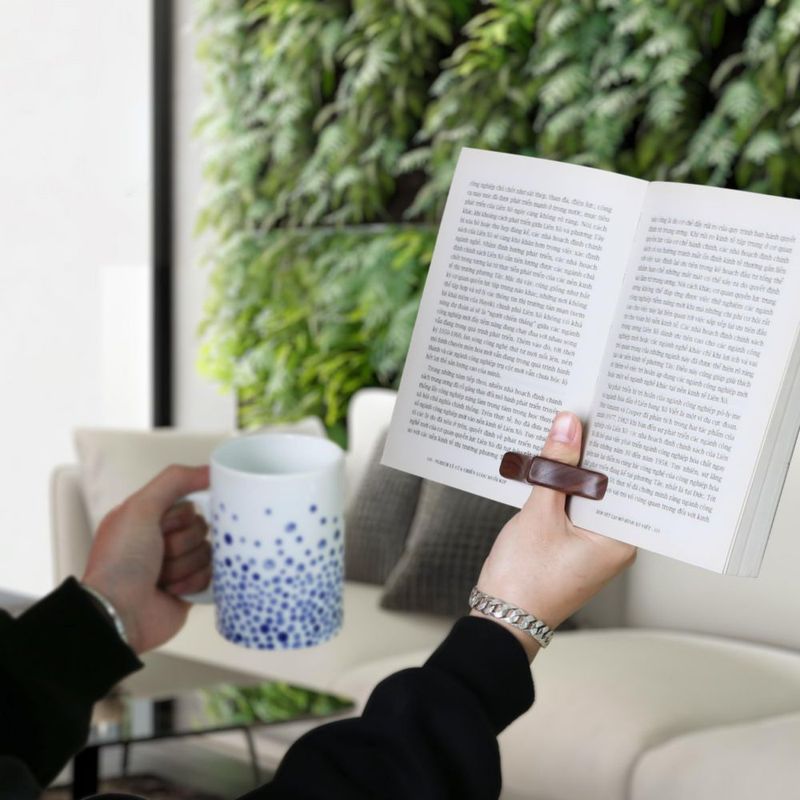 Soporte para Libro WACANTIC Large‑N de Nogal con Acabado Liso