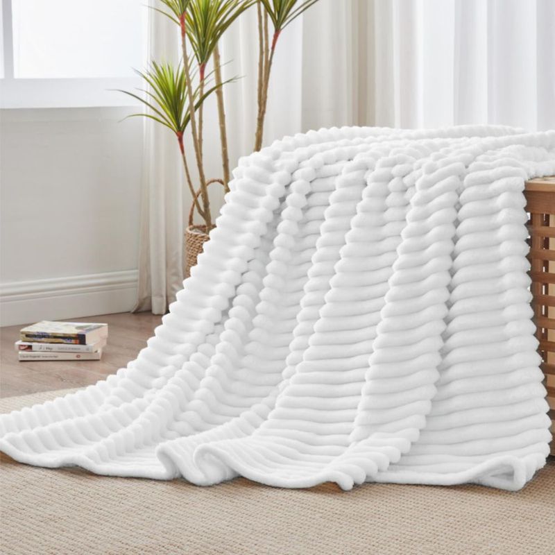 Manta decorativa de felpa acanalada BEDELITE 127 cm blanca