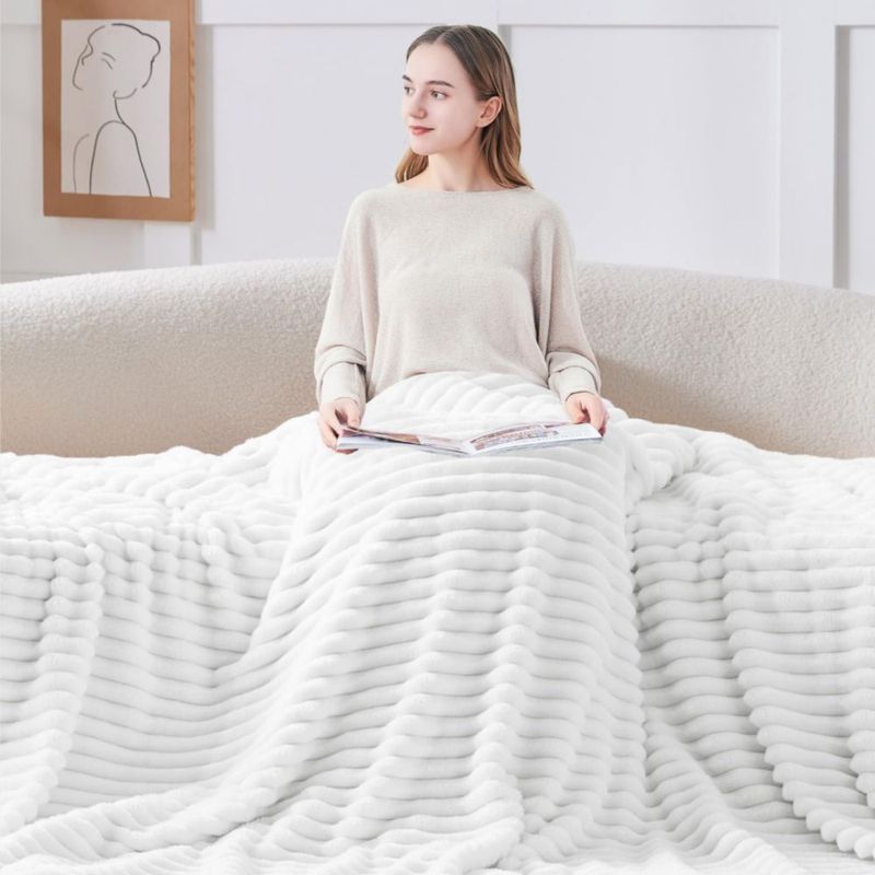 Manta decorativa de felpa acanalada BEDELITE 127 cm blanca