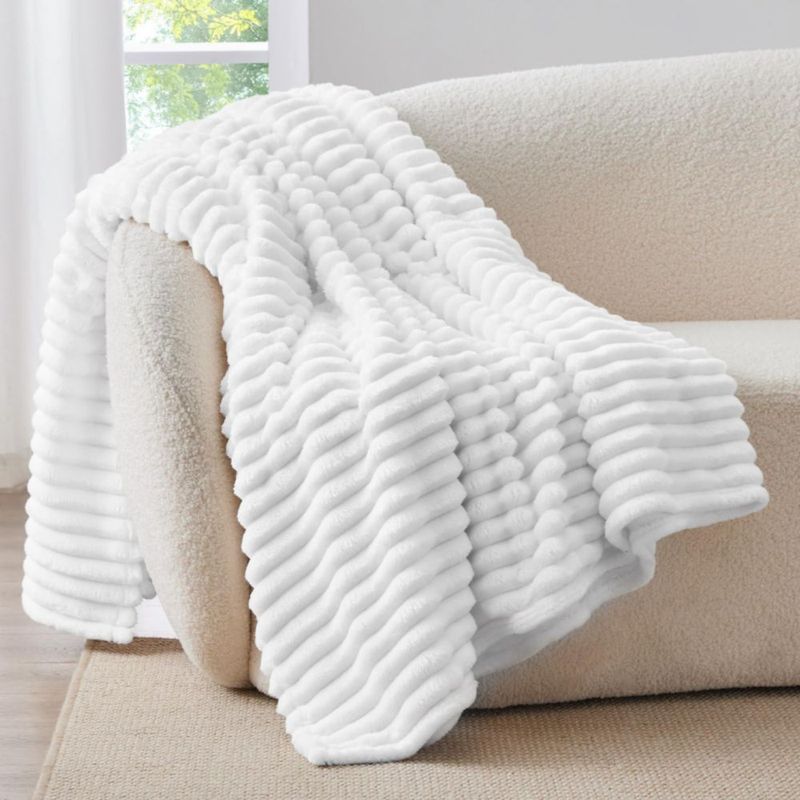 Manta decorativa de felpa acanalada BEDELITE 127 cm blanca