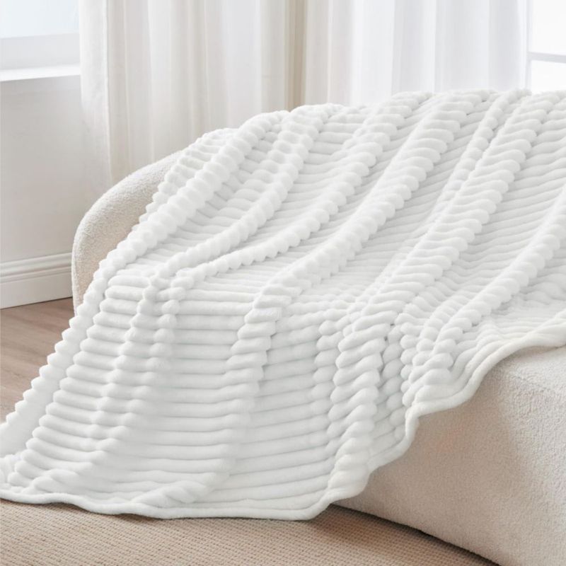 Manta decorativa de felpa acanalada BEDELITE 127 cm blanca