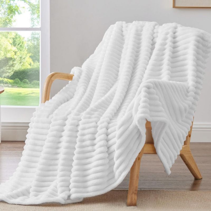 Manta decorativa de felpa acanalada BEDELITE 127 cm blanca