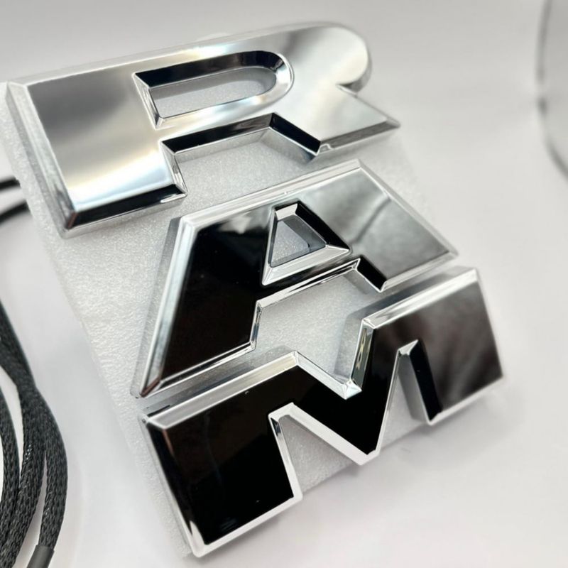 Emblema de Parrilla Autogem RAM 1500 2019-2023 LED Blanco Cromado