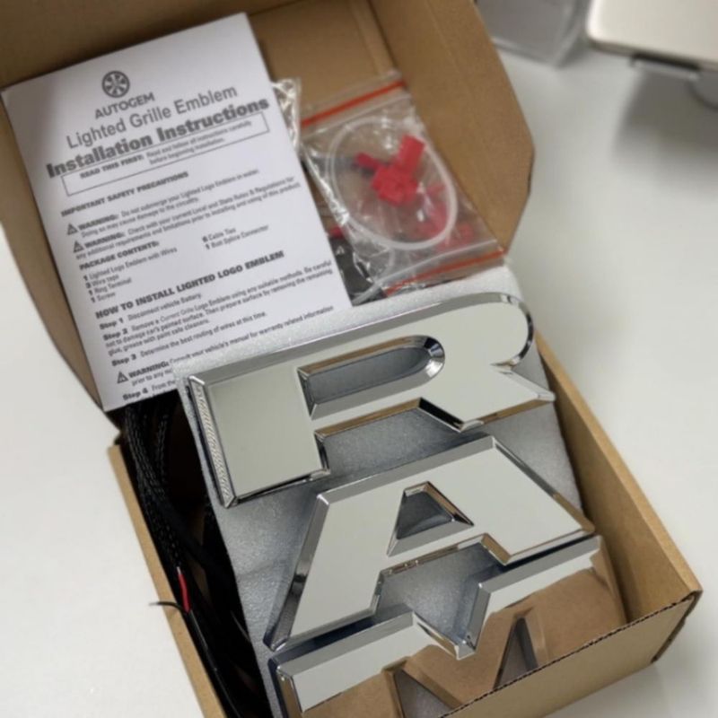 Emblema de Parrilla Autogem RAM 1500 2019-2023 LED Blanco Cromado
