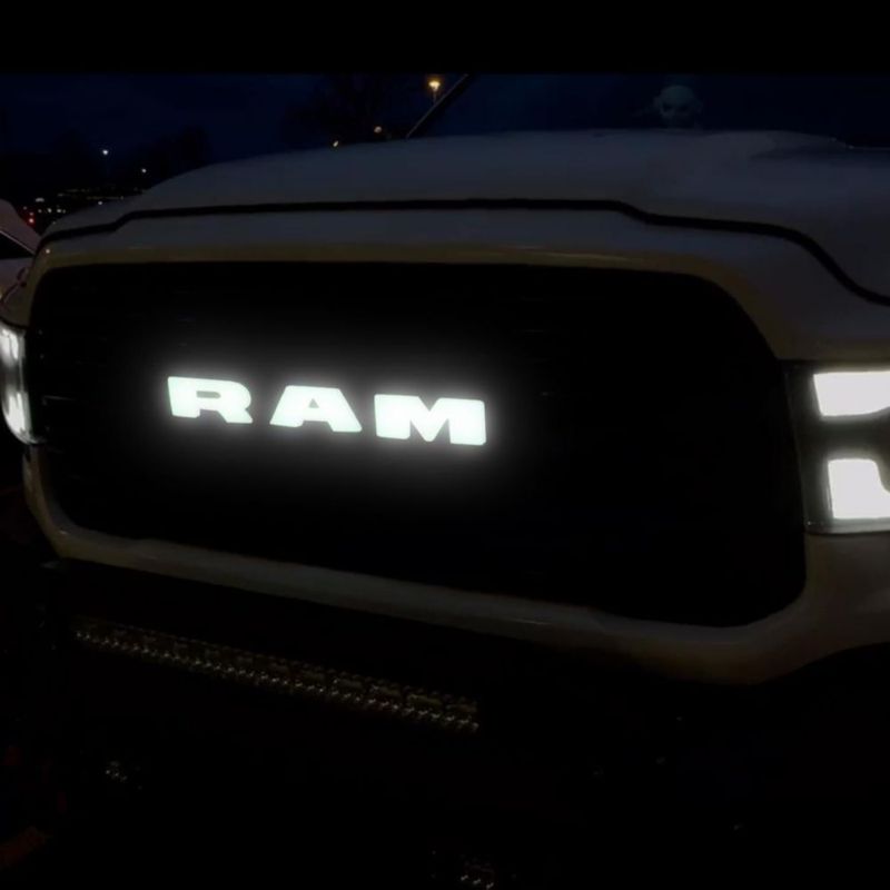 Emblema de Parrilla Autogem RAM 1500 2019-2023 LED Blanco Cromado