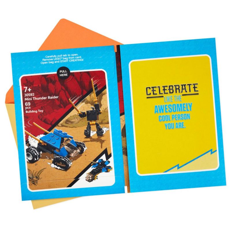 Tarjeta de cumpleaños Hallmark Lego Mini Raider