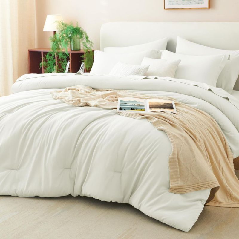 Juego de ropa de cama CozyLux King 7 piezas en color marfil microfibra