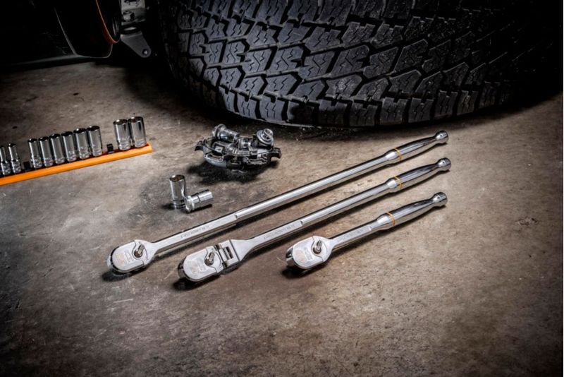 Carraca GEARWRENCH de 1/2" de impulso con acabado cromado en forma de lágrima