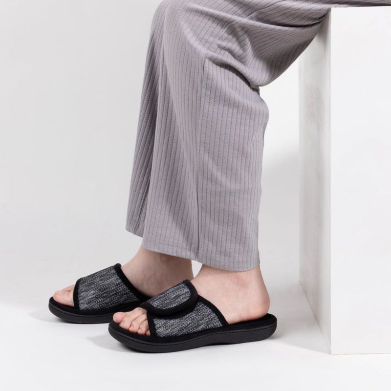 Pantufla RockDove Ajustable 25-27 cm Negra de Espuma de Memoria