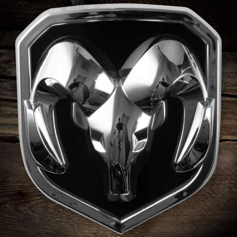 Emblema Autogem RAM 12 cm × 13 cm iluminado en cromo