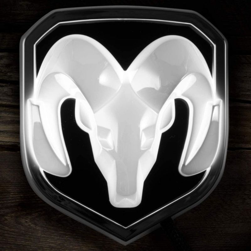 Emblema Autogem RAM 12 cm × 13 cm iluminado en cromo