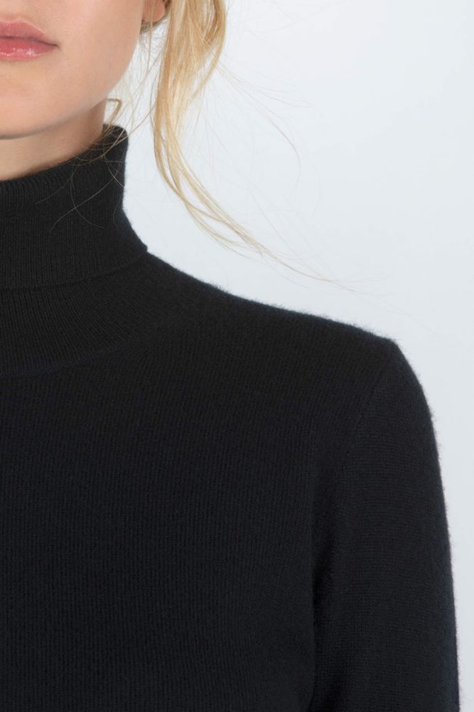 Suéter JENNIE LIU de cachemir con cuello alto negro