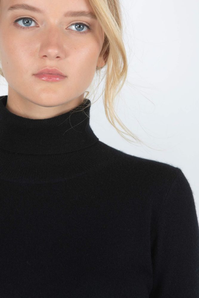 Suéter JENNIE LIU de cachemir con cuello alto negro
