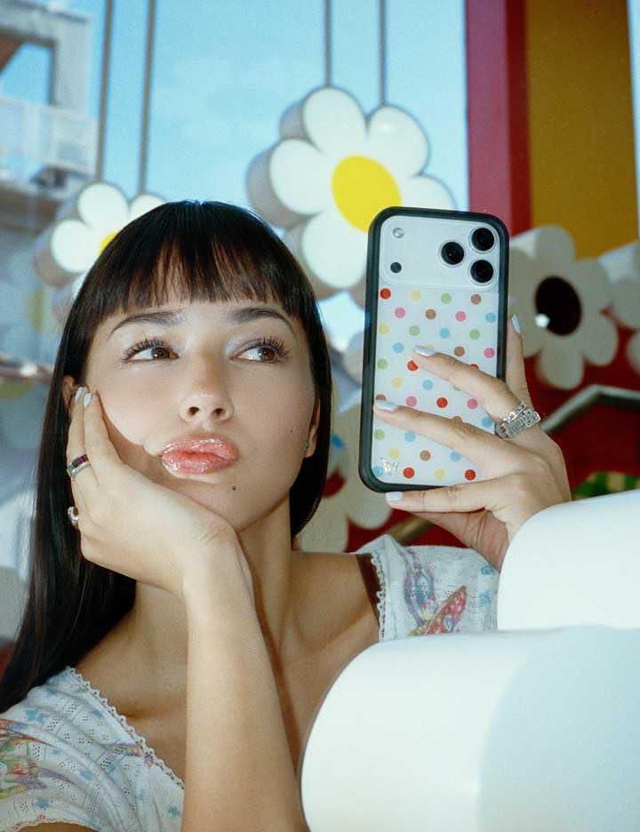 Funda Wildflower para iPhone 17/18 Pro Max con Lunares