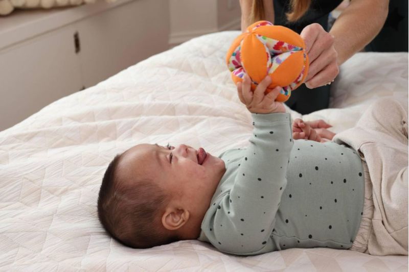 Pelota Montessori Lovevery 12+ semanas algodón orgánico