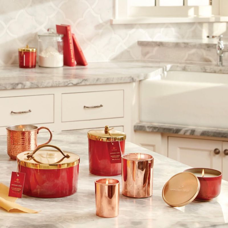 VELA Thymes Simmered Cider 57 g Votiva en Oro Rosa