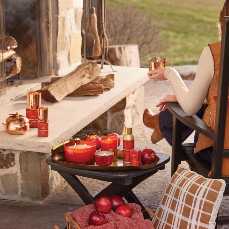 VELA Thymes Simmered Cider 57 g Votiva en Oro Rosa