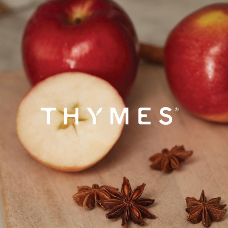 VELA Thymes Simmered Cider 57 g Votiva en Oro Rosa
