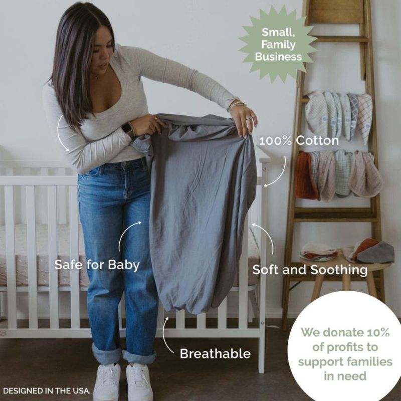 Sábana ajustable Parker Baby Co. para cuna estándar – Rayas color arcilla