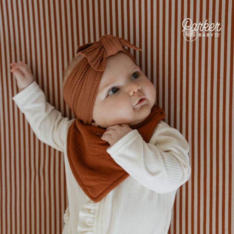 Sábana ajustable Parker Baby Co. para cuna estándar – Rayas color arcilla