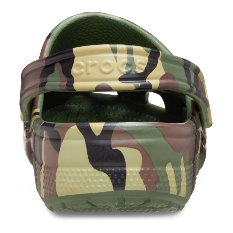 Zuecos Crocs Classic con estampado camuflaje verde militar