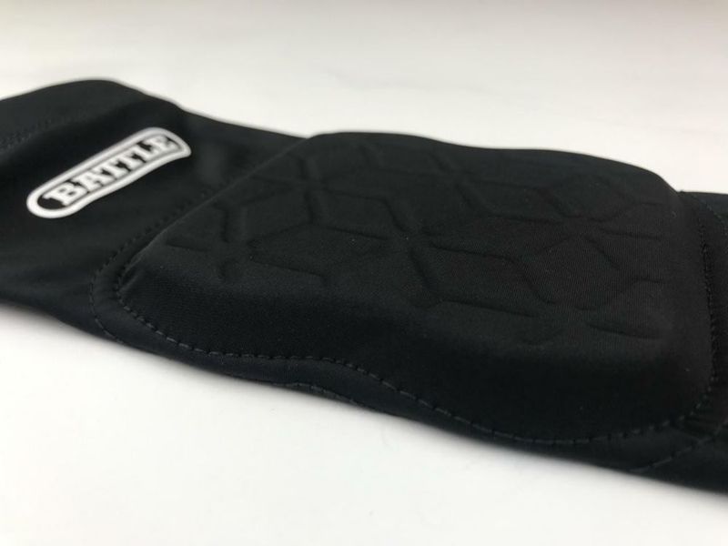 Manga de Brazo Battle Adulto S/M Blanca con Almohadillas para Fútbol Americano