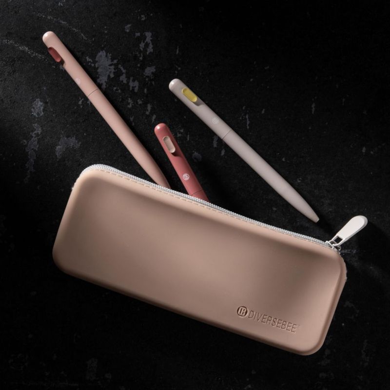 Estuche de lápices DIVERSEBEE de silicona suave 20 × 7 cm color almendra