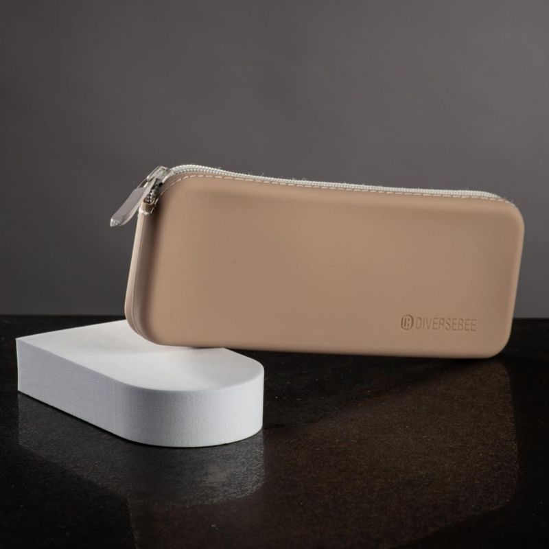 Estuche de lápices DIVERSEBEE de silicona suave 20 × 7 cm color almendra