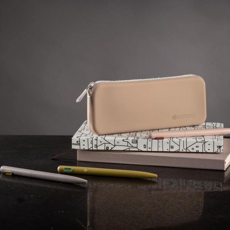 Estuche de lápices DIVERSEBEE de silicona suave 20 × 7 cm color almendra