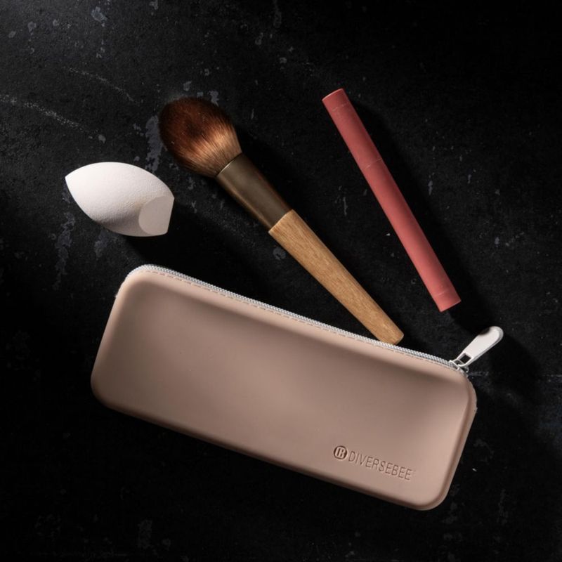 Estuche de lápices DIVERSEBEE de silicona suave 20 × 7 cm color almendra