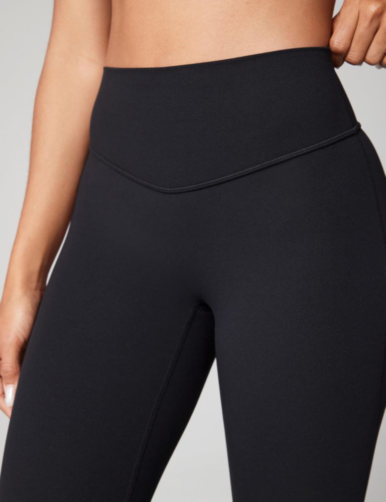 Leggings UNISSU 64 cm negro con detalle de fruncido trasero y cintura alta