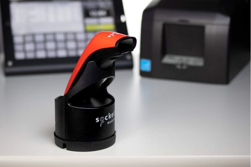Escáner de códigos de barras Socket Mobile S740 con base roja y negra